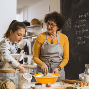 mãe e filha preparando uma receita. Elas fazem a conversão de medidas dos ingredientes