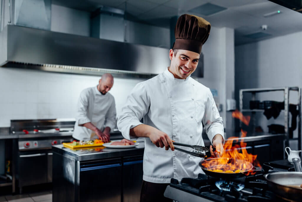 Chef de cozinha em uma cozinha industrial sustentável