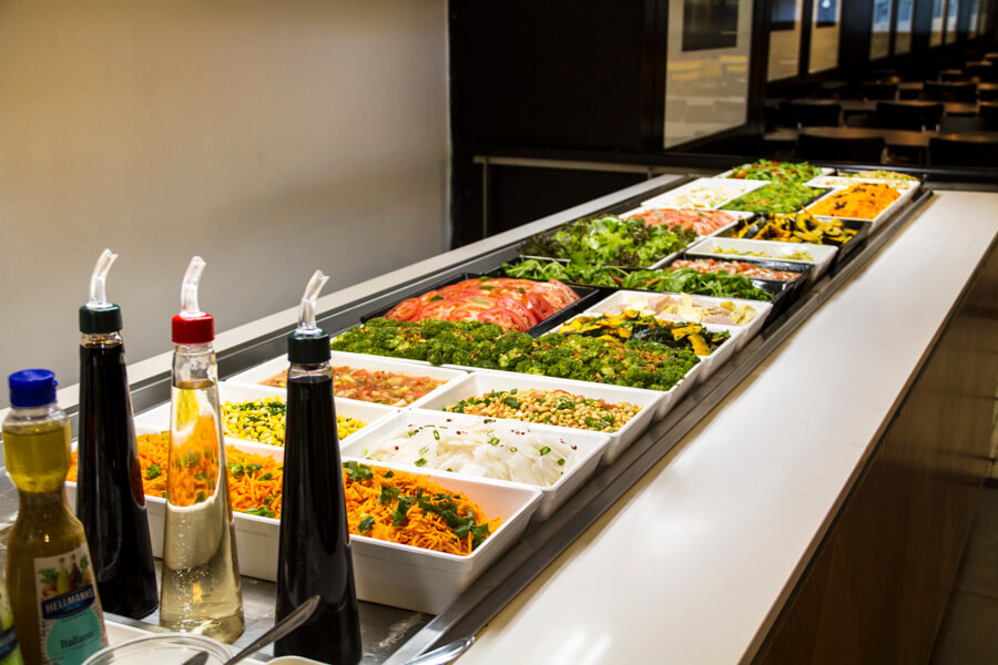 Cubas de polipropileno e policarbonato em um buffet de restaurante food service