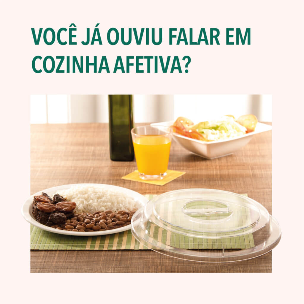 Capa do blogpost sobre cozinha afetiva, que mostra um prato com feijão, arroz, carne e suco em um mesa.