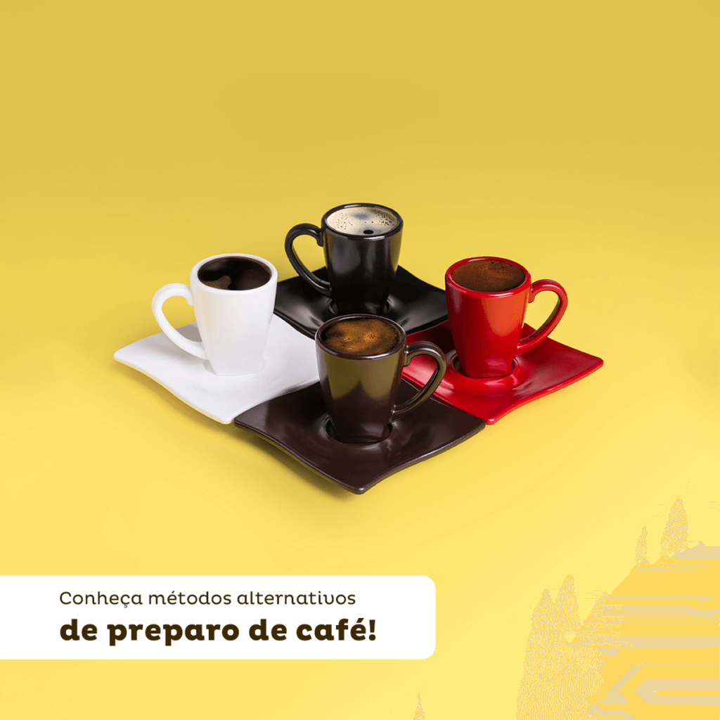 Imagem mostra quatro xícaras cheias de café, nas cores preta, branca, marrom e vermelha. E a frase conheça métodos de preparo de café.