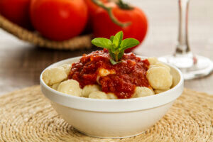 Imagem mostra gnocchi servido em uma sopeira da Vemplast para ilustrar a receita fácil de nhoque.