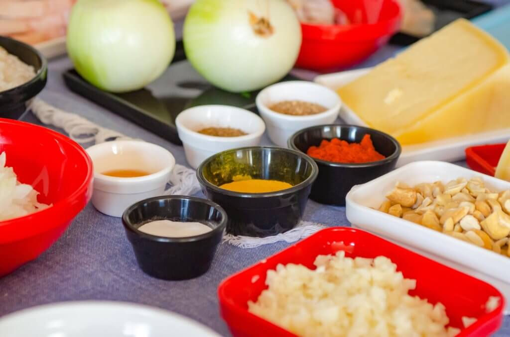 Mise en Place, com os ramequins, travessas e pratos da VEM.