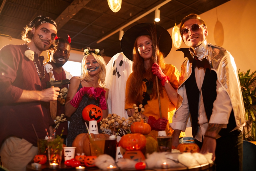 grupo de amigos fantasiados em uma festa de halloween