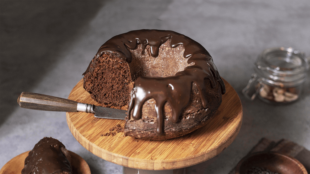 Como Fazer Bolo de Chocolate com Cobertura Ganache - Receita de Páscoa 