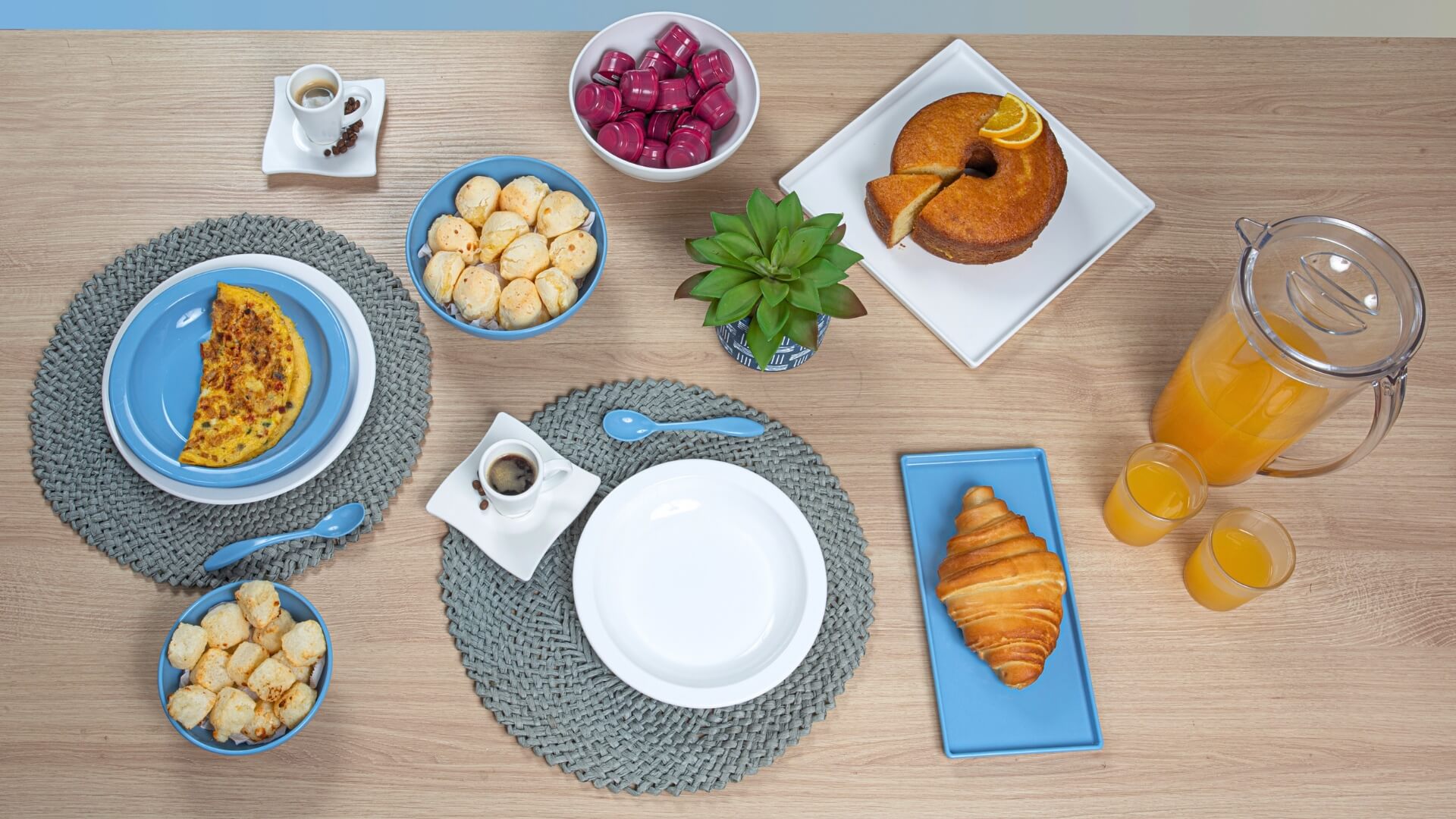 Mesa Posta De Café Da Manhã Em Azul Branco E Transparente